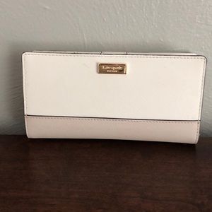 Medium size Kate spade wallet